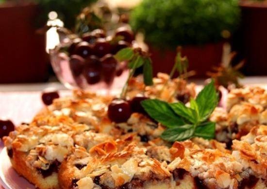 Cherry pie na may almond topping