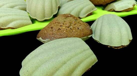 Madeleine met matcha-thee en chocoladesuikerglazuur