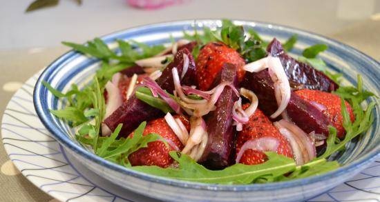 Trucha ligeramente salada con pomelo, rúcula, lechuga y semillas de sésamo