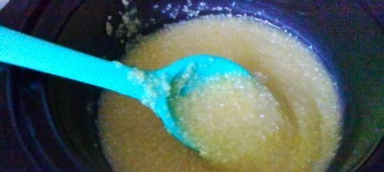 โจ๊กข้าวโพด Polenta ผสมน้ำซุปไก่และน้ำในหม้อหุงช้า Kitfort KT-205