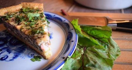 Pastel de hojaldre con tapas de remolacha, requesón y patatas cocidas