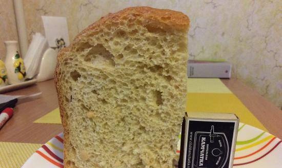 Pane di farina di farro e riso con pinoli e cipolle fritte