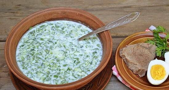 Okroshka บน kefir กับปลาแห้ง