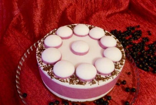 Mousse cake with yogurt Black currant