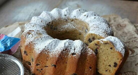 Whole grain muffin with raisins and honey