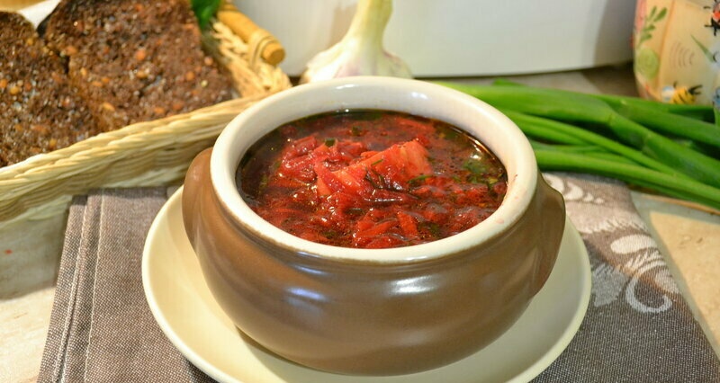 Borscht amb costelles de vedella sense una gota d'oli i sense fregir en un calder de ferro colat (+ vídeo)