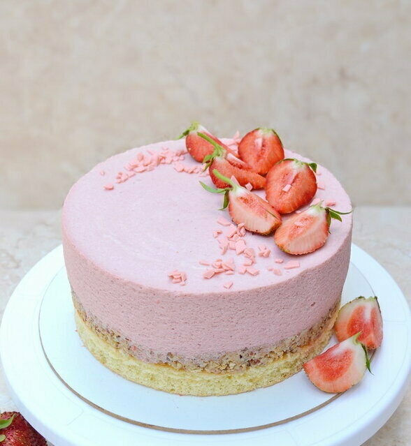 Strawberry mousse cake with a crunchy nut-chocolate layer