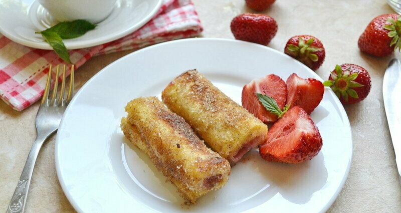 French toast na may cream cheese at strawberry sa isang bagong paraan (+ video)