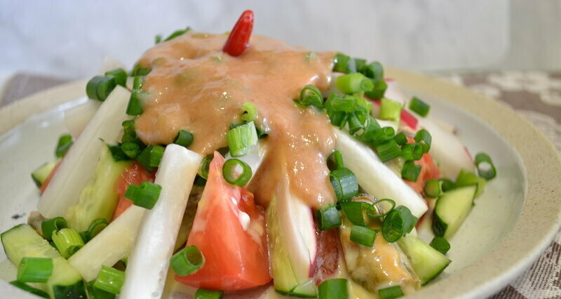 Ensalada de verduras con salsa de rábano y ciruela