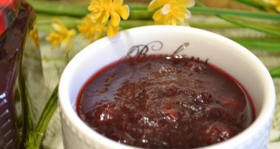 Jam from unripe apples with cherries