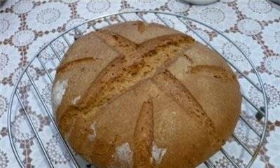 Pan de centeno 100% sobre masa madre de centeno y kéfir en el horno