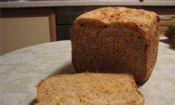 Brood met vis, zemelen en paprika.