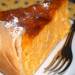 Carrot pie na may mga natuklap na niyog at condensadong gatas na "Orange mood"