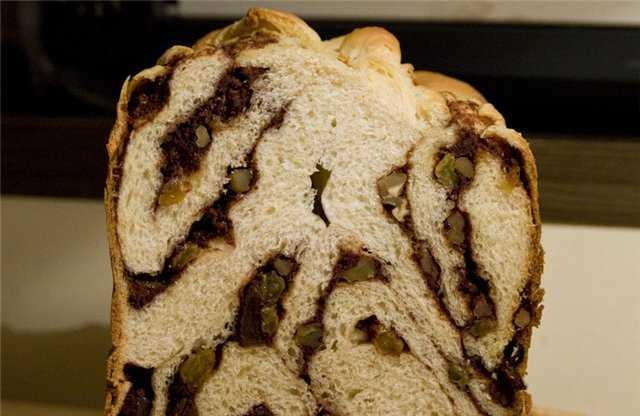 Feestelijk brood met kaneel, rozijnen en walnoten