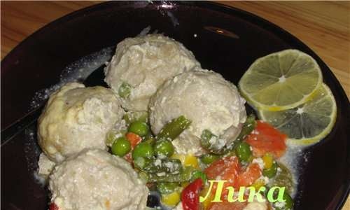 Albóndigas de pescado con verduras en olla de cocción lenta