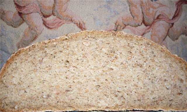 Sourdough na tinapay na trigo-rye na may nakakalat na butil