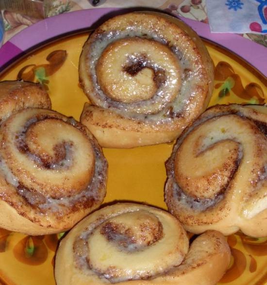 Buns with cinnamon, walnuts and raisins