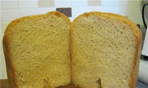 Pane bianco con mele cotte (macchina per il pane)