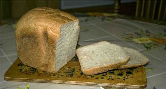 Brood met roggemeel en karwijzaad in een broodmachine