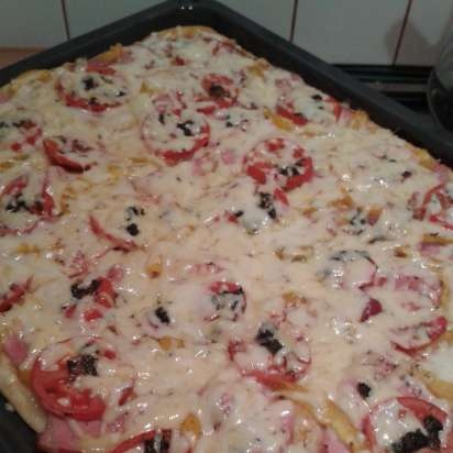 Pizza lievitata sottile su una grande