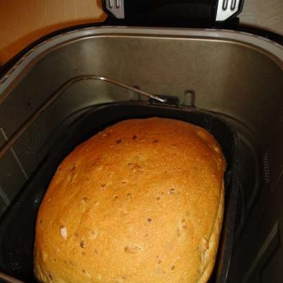 Pane di grano con semi di lino, sesamo e girasole in una macchina per il pane