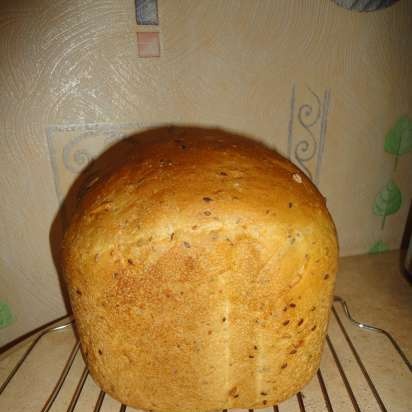 Pane di grano con semi di lino, sesamo e girasole in una macchina per il pane