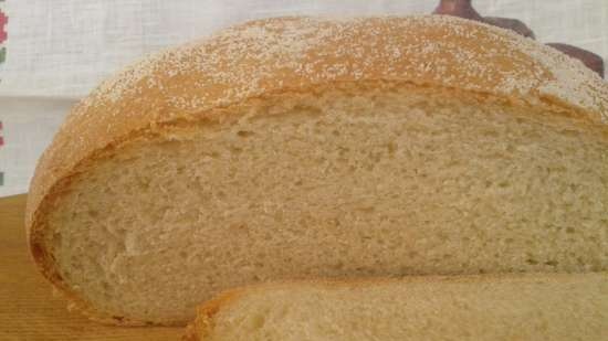 Pane piccolo semplice con semolino - in una macchina per il pane o nel forno