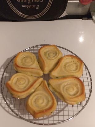 Tartas en gelatina con cebollas verdes y huevos