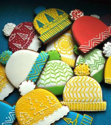 We decorate gingerbread cookies, cookies