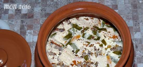 Grano saraceno con pollo in una pentola