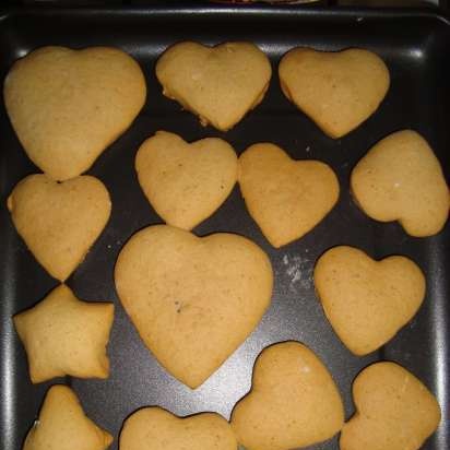 Biscotti delicati (pan di zenzero) sull'albero di Natale