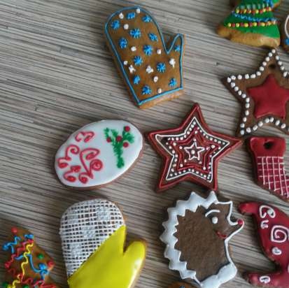 We decorate gingerbread cookies, cookies