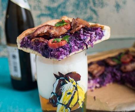 Rotkohl-Flammkuchen Torta colorata aperta