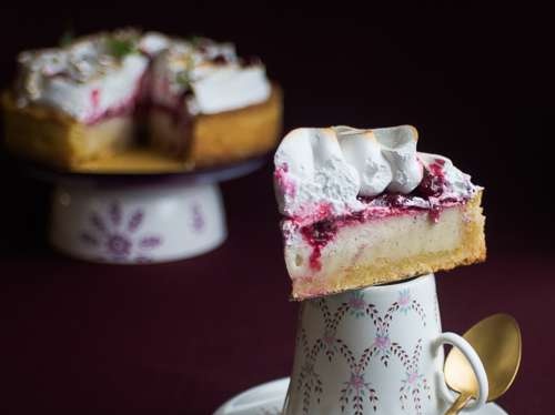 Johannisbeer - Kaesekuchen mit Merengue (Cheesecake con ribes rosso e meringa)