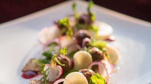 Ensalada de albóndigas - Preiselbeer-Hackbаllchen mit Knаckebrot-Salat