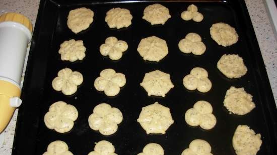 Lemon biscuits with poppy seeds (Tescoma dough press syringe)