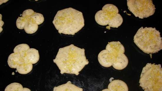 Biscotti al limone con semi di papavero (siringa pressa pasta Tescoma)