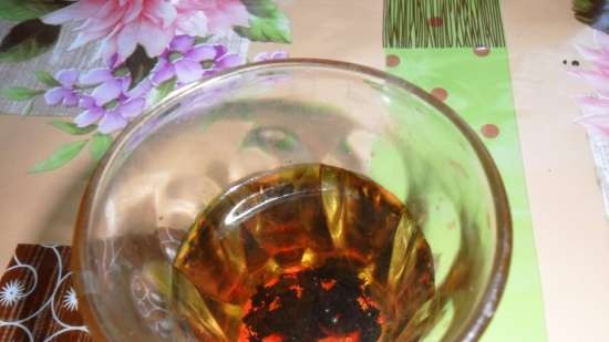 Fermented tea made from leaves of garden and wild plants (master class)