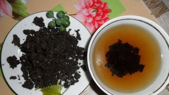 Fermented tea made from leaves of garden and wild plants (master class)