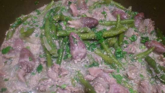 Chicken giblets gravy with green beans in sour cream sauce in a multicooker Bork U700