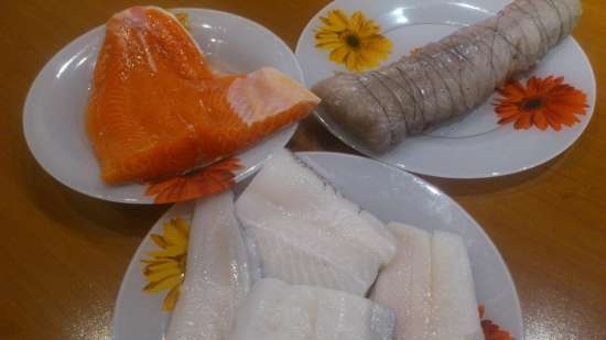 Pinausukang halibut, salmon at hito sa isang smokehouse na may selyo ng tubig