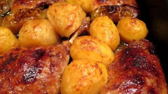 Cames d'ànec al forn amb pomes i patates