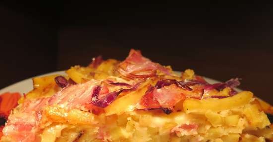 Casseruola con patate, pancetta e cipolle rosse