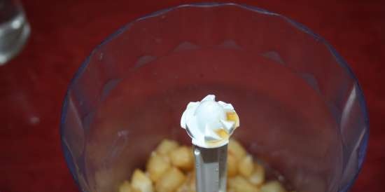 Mousse de pera sobre hojas de chocolate