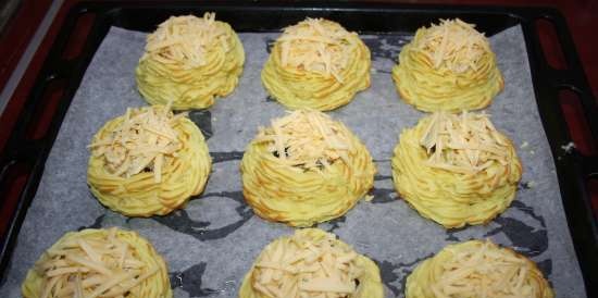 Creamy shrimps in potato baskets