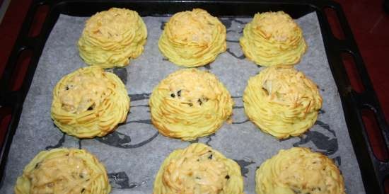 Creamy shrimps in potato baskets