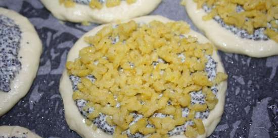 Poppy seed saucers na may orange streusel (Mohntaler Mit Orangenstreuseln)