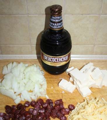 Sopa de cerveza bávara con queso y salchichas ahumadas