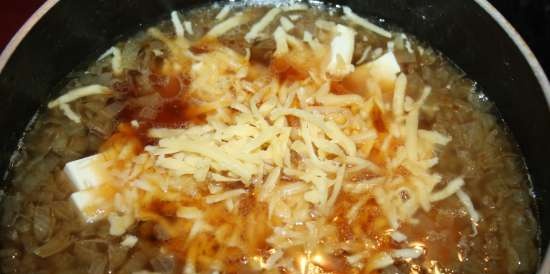 Sopa de cerveza bávara con queso y salchichas ahumadas