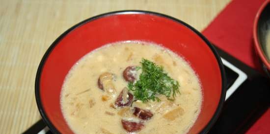 Sopa de cerveza bávara con queso y salchichas ahumadas